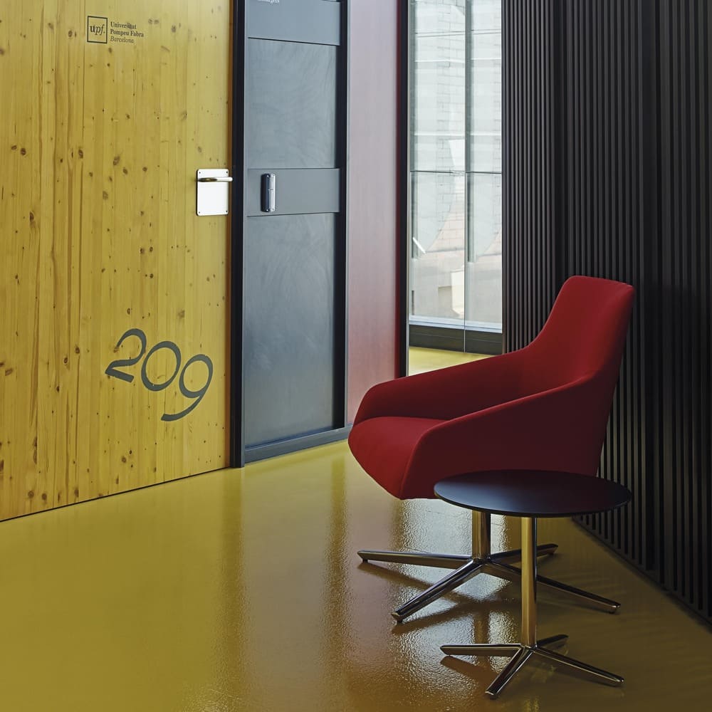 Alya Low back lounge chair BU1523 aluminum 4star Polished Gabriel Capture / Andreu World（アンドリューワールド） / ラウンジチェア / AND10027_dt_04.jpg