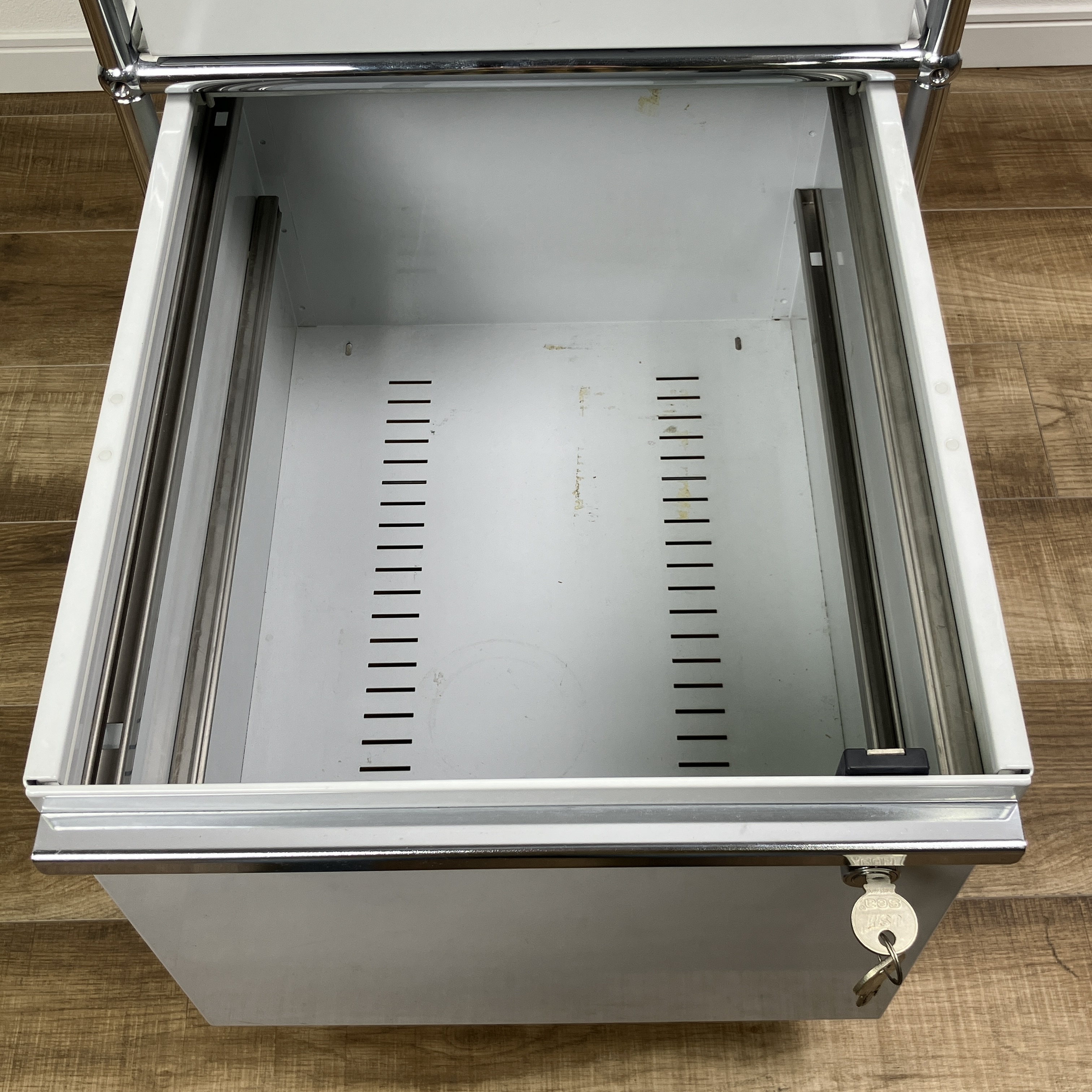 USM USM ハラー 3段キャスターワゴン ライトグレー H720mm 鍵 USM USM ハラー 3段キャスターワゴン ライトグレー H720mm 鍵