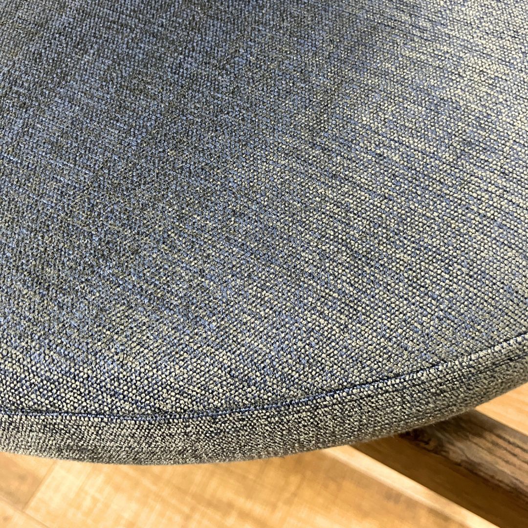 Karimoku Case N-CC01 Lounge Chair blue/smoked oak / Karimoku Case（カリモクケース） / ラウンジチェア / AWN30320_dt_07.jpg