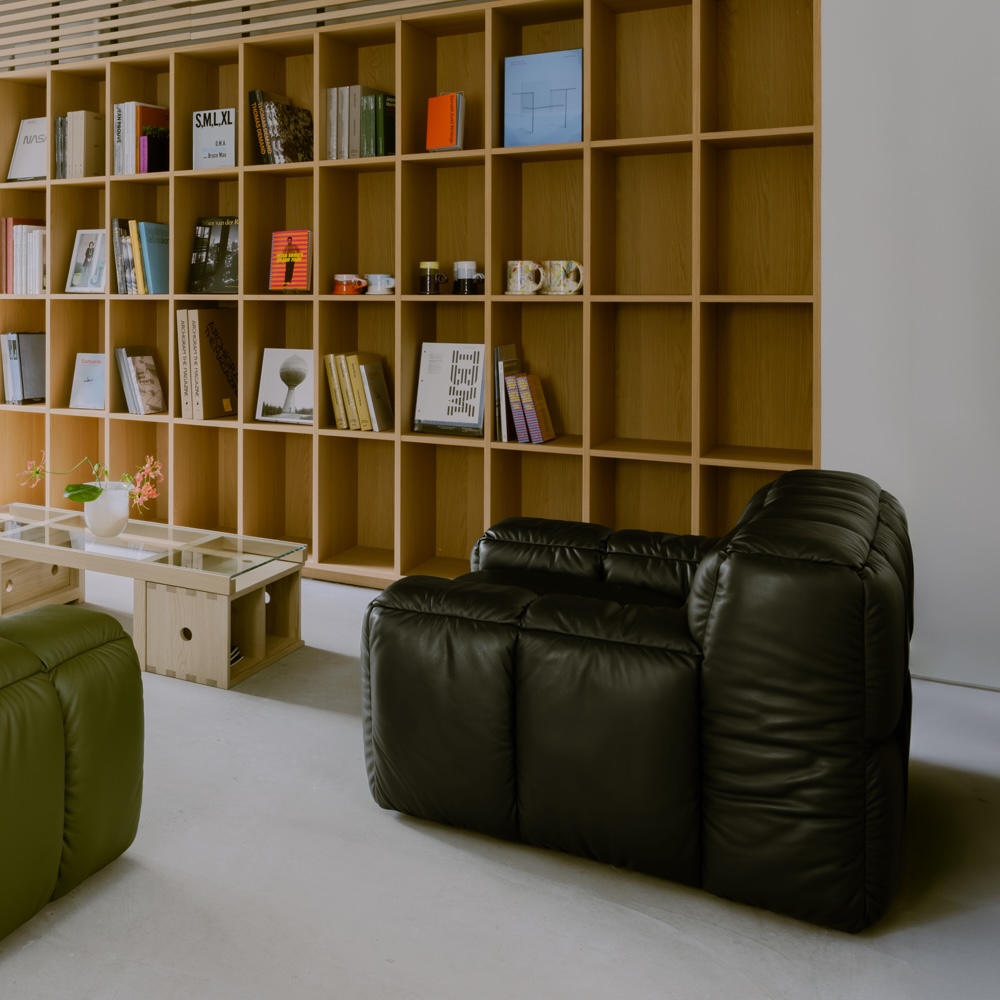 ZE Lounge Chair Leather Strada / Karimoku Re:issue by LICHEN（カリモク リイシューバイライケン） / 1人掛けソファ / KRL10004_dt_04.jpg