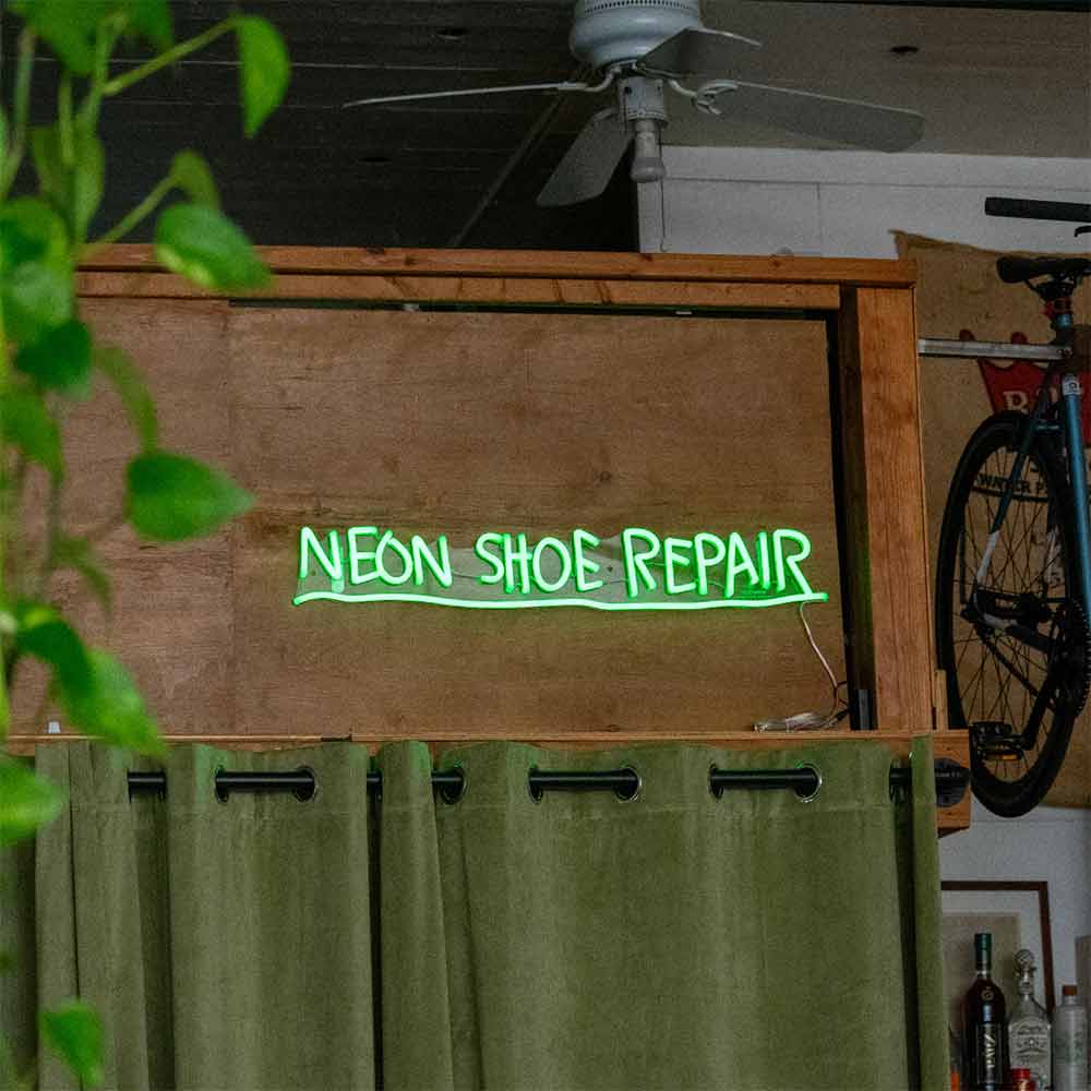 Jean Michel Basquiat Neon Shoe Repair_Yellowpop LEDネオンサイン / Yellowpop（イエローポップ） / スタンドライト・フロアライト・フロアスタンド / YEP10015_dt_03.jpg